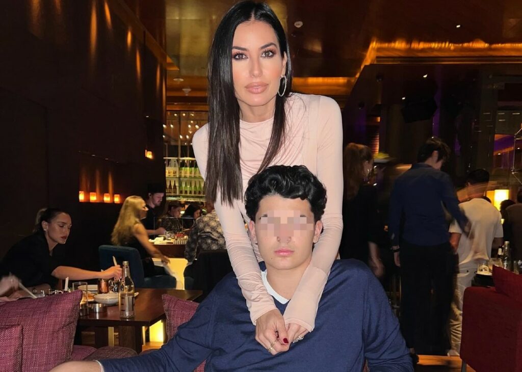 ''Nathan è lontano dal cliché del figlio di papà'': Elisabetta Gregoraci risponde a chi pensa che suo figlio ''non farà niente nella vita'' ''Nathan è lontano dal cliché del figlio di papà'': Elisabetta Gregoraci risponde a chi pensa che suo figlio ''non farà niente nella vita''