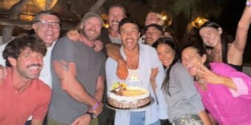 Andrea Iannone festeggia 36 anni in Salento con la compagna Elodie e gli amici: le foto