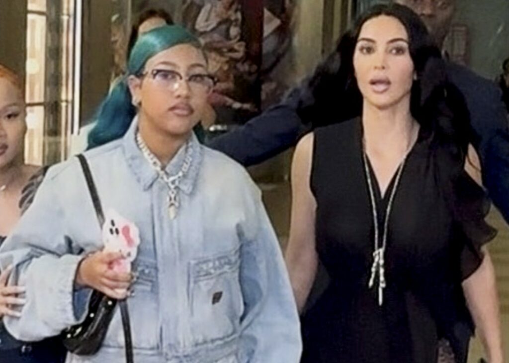 Kim Kardashian e la figlia North fanno shopping in centro a Milano prima di partecipare al Festival di Venezia: guarda Kim Kardashian e la figlia North fanno shopping in centro a Milano prima di partecipare al Festival di Venezia: guarda