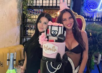 Antonella Mosetti festeggia 50 anni a Roma con la figlia Asia, la super torta di compleanno 'fashion' lascia a bocca aperta: foto