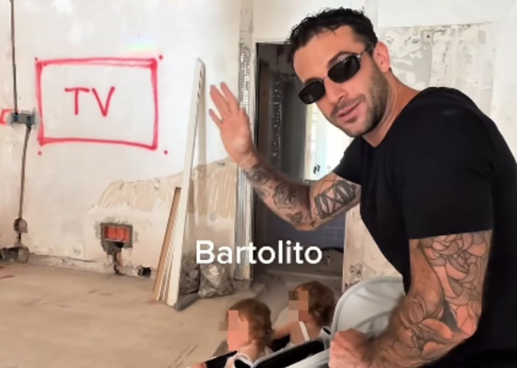 ''Spero che il mio primo negozio avrà fortuna'': Andreas Muller mostra i lavori nel locale a Roma, tutti si chiedono che attività sia, guarda ''Spero che il mio primo negozio avrà fortuna'': Andreas Muller mostra i lavori nel locale a Roma, tutti si chiedono che attività sia, guarda