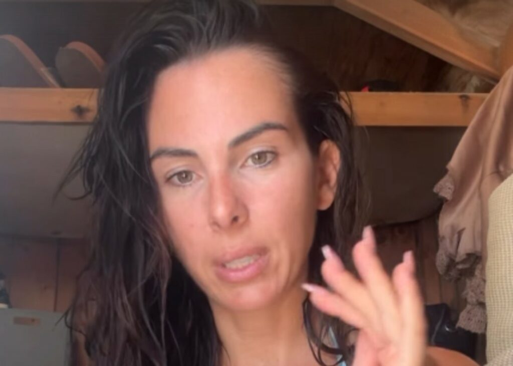 Micol Olivieri in lacrime dopo la morte della coniglietta: ''Mi hanno accusato di averla uccisa, le persone devono andare in terapia''