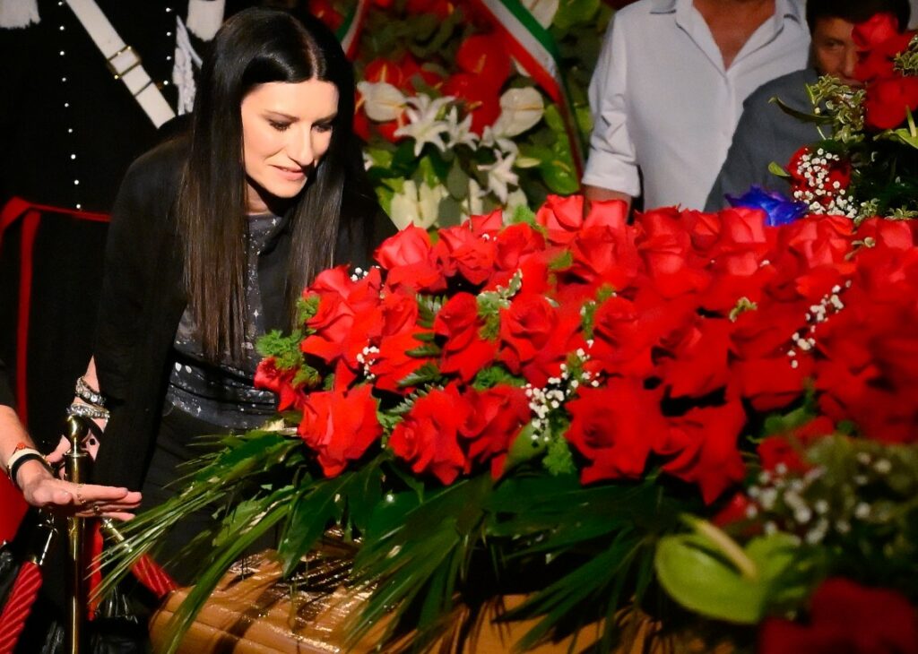 ''Pippo mi ha cambiato la vita'': Laura Pausini commossa davanti al feretro di Baudo, suo 'secondo papà' ''Pippo mi ha cambiato la vita'': Laura Pausini commossa davanti al feretro di Baudo, suo 'secondo papà'