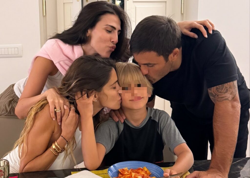 Giulia Salemi e Pierpaolo Pretelli raggiunti in vacanza dall'ex di lui Ariadna Romero: in Puglia da famiglia allargata coi bambini, ''desiderio realizzato''