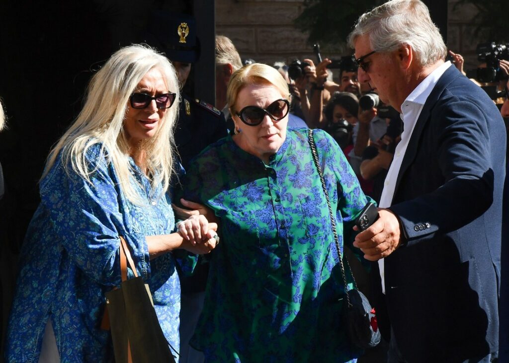Katia Ricciarelli addolorata alla camera ardente dell’ex marito Pippo Baudo, la sostiene Mara Venier: ultimo saluto commosso Katia Ricciarelli addolorata alla camera ardente dell’ex marito Pippo Baudo, la sostiene Mara Venier: ultimo saluto commosso