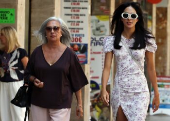 Rocìo Munoz Morales torna a Roma nel bel mezzo del clamore per il caso del presunto tradimento di Raoul Bova: con lei c'è sempre la mamma Maria Pilar, foto