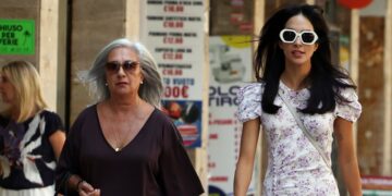 Rocìo Munoz Morales torna a Roma nel bel mezzo del clamore per il caso del presunto tradimento di Raoul Bova: con lei c'è sempre la mamma Maria Pilar, foto