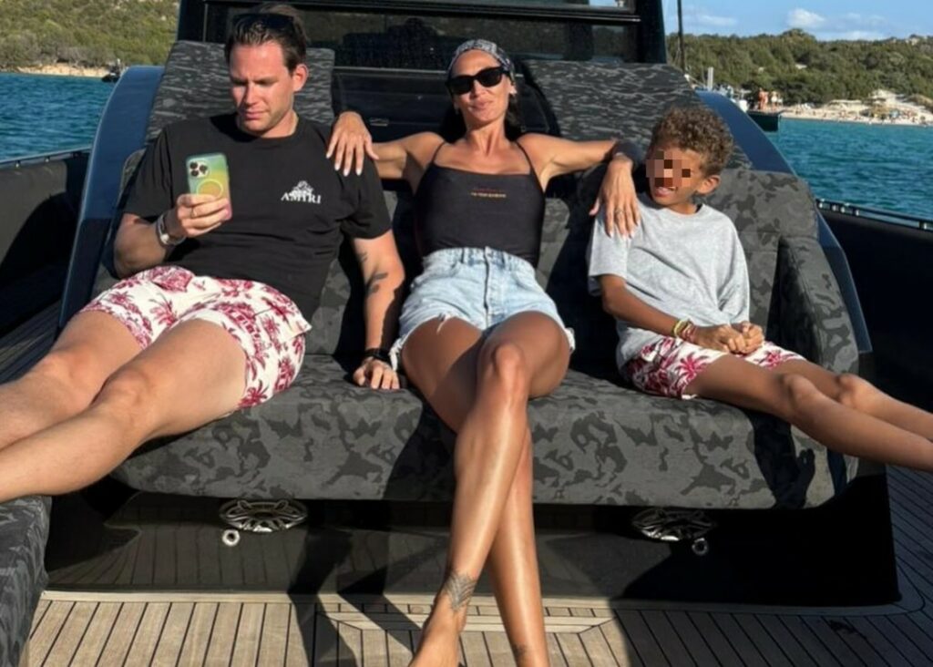 Le vacanze di Melissa Satta proseguono nella sua Sardegna: in barca col giovane compagno Carlo Beretta e il figlio Maddox, avuto dall'ex marito Boateng Le vacanze di Melissa Satta proseguono nella sua Sardegna: in barca col giovane compagno Carlo Beretta e il figlio Maddox, avuto dall'ex marito Boateng