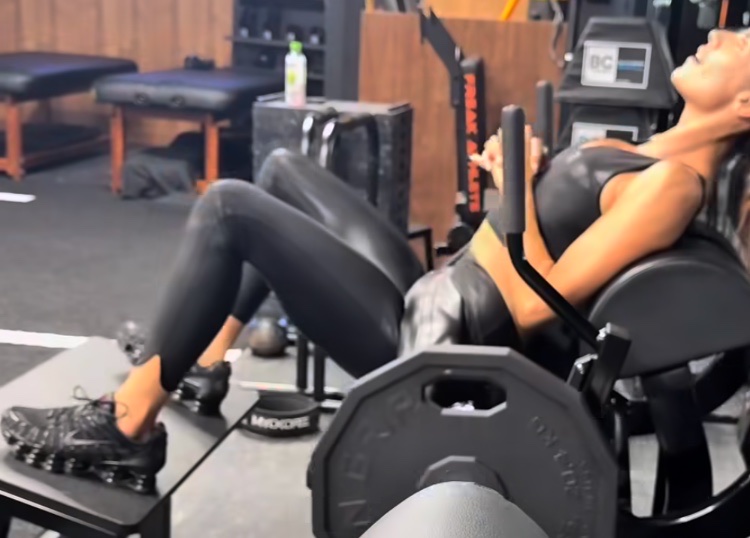 Elisabetta Canalis mostra il suo allenamento intensivo in palestra