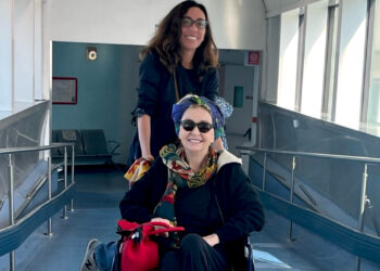 ''Mi sono nascosta per 4 mesi'': Enrica Bonaccorti rivela di avere un tumore con una foto in sedia a rotelle in ospedale