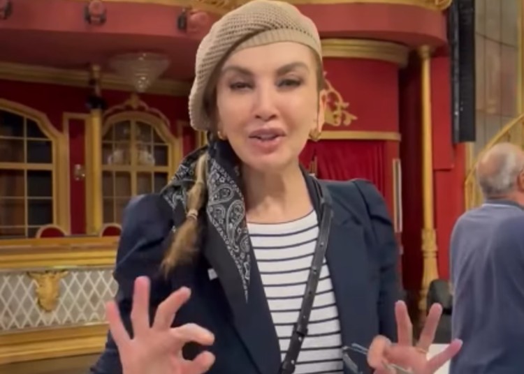 Milly Carlucci mostra il famoso lampadario di Ballando con le stelle Milly Carlucci mostra il famoso lampadario di Ballando con le stelle