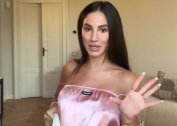 Giulia De Lellis mostra la borsa per l'ospedale in attesa dell'arrivo di Priscilla