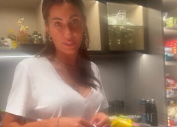 Federica Nargi raccoglie i bollini per prendere i bicchieri del supermercato