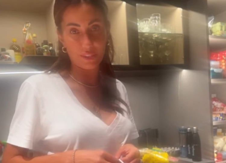 Federica Nargi raccoglie i bollini per prendere i bicchieri del supermercato