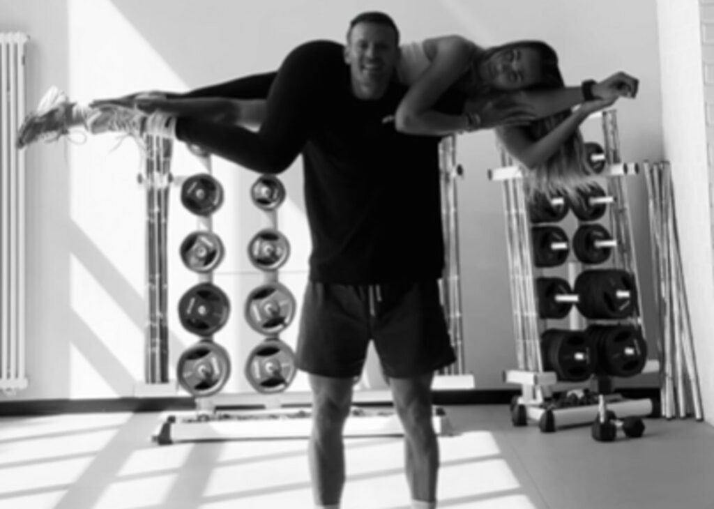 Tra Ilary Blasi e il fidanzato tedesco Bastian Muller complicità al massimo: amore e risate in palestra, provano una coreografia insieme