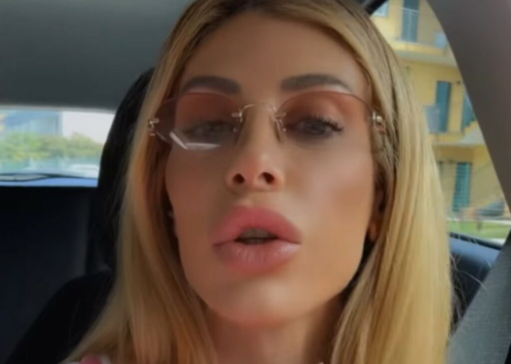 ''Tutte si offendono se gli dicono che sono rifatte: a me non frega niente'': Paola Caruso parla dei suoi interventi di chirurgia estetica e viene sommersa di insulti