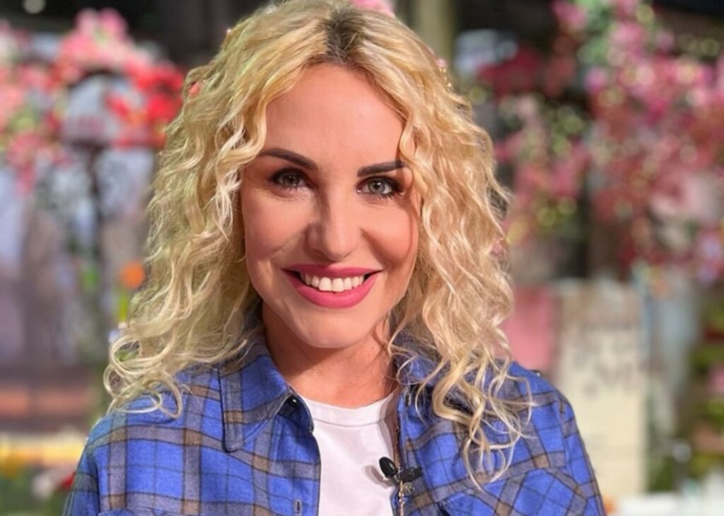 ''Quando parlano col padre di temi della loro famiglia, io mi allontano'': Antonella Clerici parla dei figli del compagno Vittorio e della sua famiglia allargata ''Quando parlano col padre di temi della loro famiglia, io mi allontano'': Antonella Clerici parla dei figli del compagno Vittorio e della sua famiglia allargata