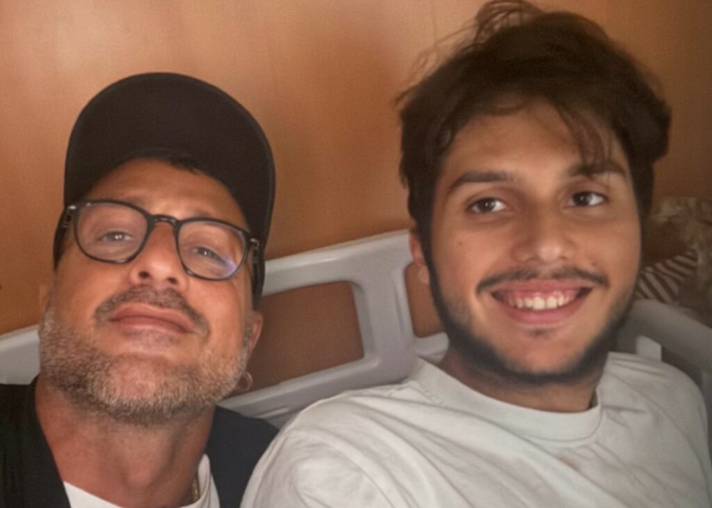Dopo le accuse di Nina Moric, Fabrizio Corona si rivede a distanza di mesi con il primogenito Carlos: ''La vita è fatta di cose belle e brutte'' Dopo le accuse di Nina Moric, Fabrizio Corona si rivede a distanza di mesi con il primogenito Carlos: ''La vita è fatta di cose belle e brutte''