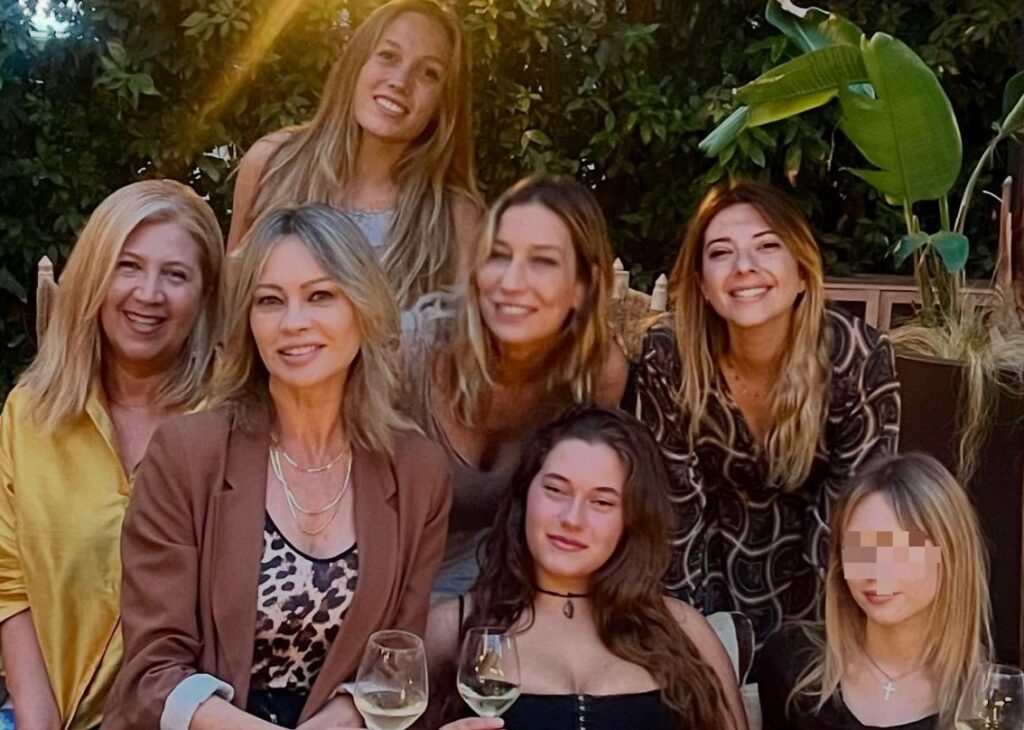 Anna Falchi festeggia i 18 anni della nipote Stella e pubblica la foto con tutte le parenti: ''Famiglia tutta al femminile'' Anna Falchi festeggia i 18 anni della nipote Stella e pubblica la foto con tutte le parenti: ''Famiglia tutta al femminile''