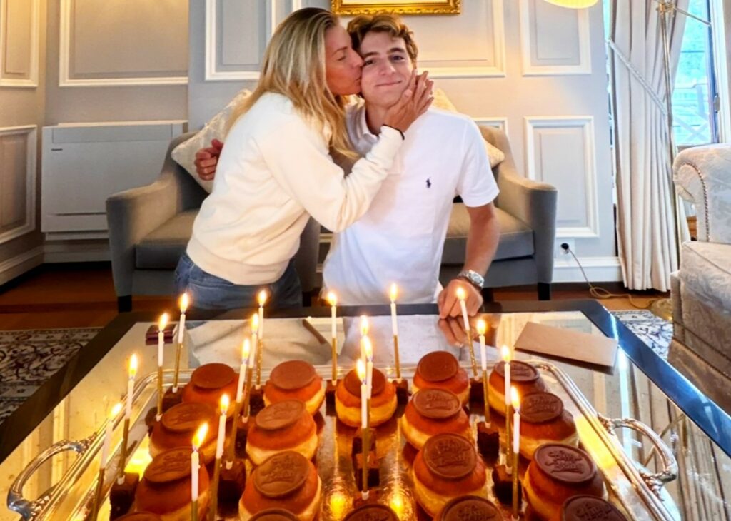 Federica Fontana festeggia i 18 anni del figlio Noé : la foto del bacio davanti alle candeline, ''Orgoglio''