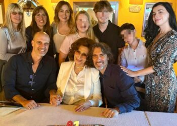 Sophia Loren al ristorante fa festa per i suoi 91 anni coi figli e Alessandra Mussolini: guarda