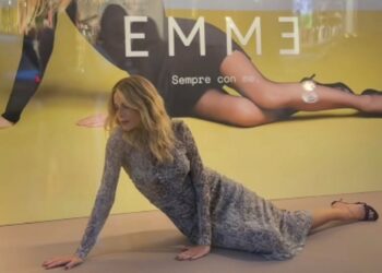 Alessia Marcuzzi si mette in vetrina come fosse un manichino: scatenata al party per la collaborazione del suo brand con un altro in Rinascente, guarda