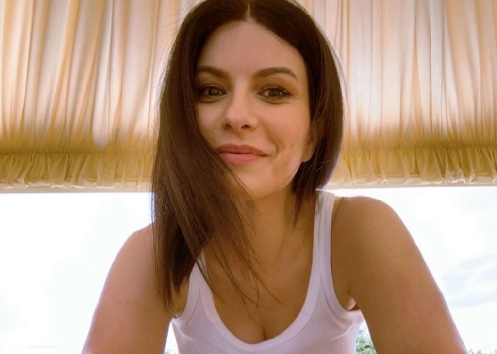 ''Mi ero fasciata il seno per sembrare più magra'': Laura Pausini confessa che all'inizio della sua carriera faceva di tutto per sembrare meno prosperosa ''Mi ero fasciata il seno per sembrare più magra'': Laura Pausini confessa che all'inizio della sua carriera faceva di tutto per sembrare meno prosperosa