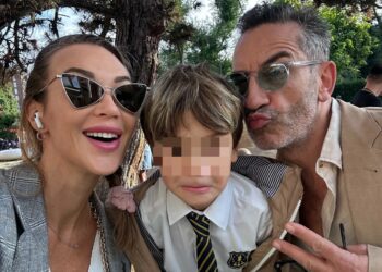 La 'iena' Matteo Viviani e l'ormai ex moglie ed ex Letterina Ludmilla Radchenko di nuovo insieme per accompagnare i figli al primo giorno di scuola privata