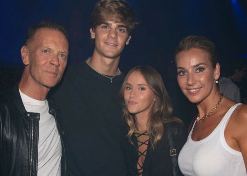 Rocco Siffredi e la moglie fanno serata col figlio Leonardo Tano e la sua fidanzata Giulia: guarda Rocco Siffredi e la moglie fanno serata col figlio Leonardo Tano e la sua fidanzata Giulia: guarda
