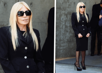 Donatella Versace in total black per l’ultimo saluto a Giorgio Armani, per anni considerato rivale del fratello Gianni: foto