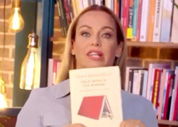 ''Dentro ci sono le mie gioie e i miei dolori'', Sonia Bruganelli annuncia l'uscita del suo libro mostrando orgogliosa la copertina: titolo e data