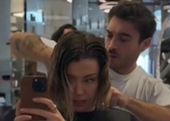 Antonino Spinalbese taglia i capelli all'ex velina Elena Barolo