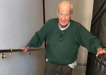 Il marito di Mara Venier Nicola Carraro torna a camminare 