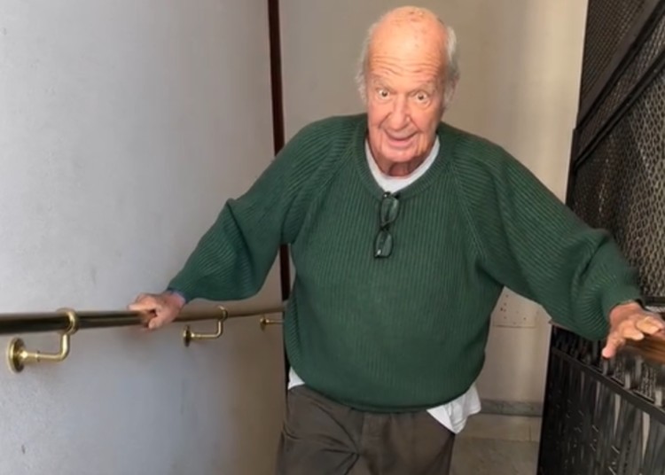 Il marito di Mara Venier Nicola Carraro torna a camminare Il marito di Mara Venier Nicola Carraro torna a camminare