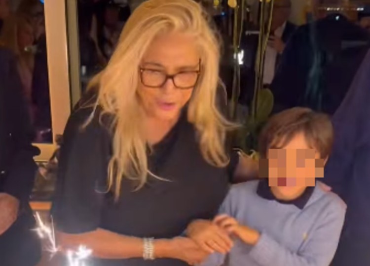 Mara Venier festeggia 75 anni nel suo attico a Roma con la famiglia e gli amici vip Mara Venier festeggia 75 anni nel suo attico a Roma con la famiglia e gli amici vip