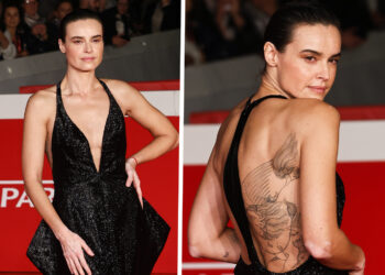 Kasia Smutniak regina del Roma Cinema Fest 2025: sul red carpet mostra il tatuaggio gigante sulla schiena