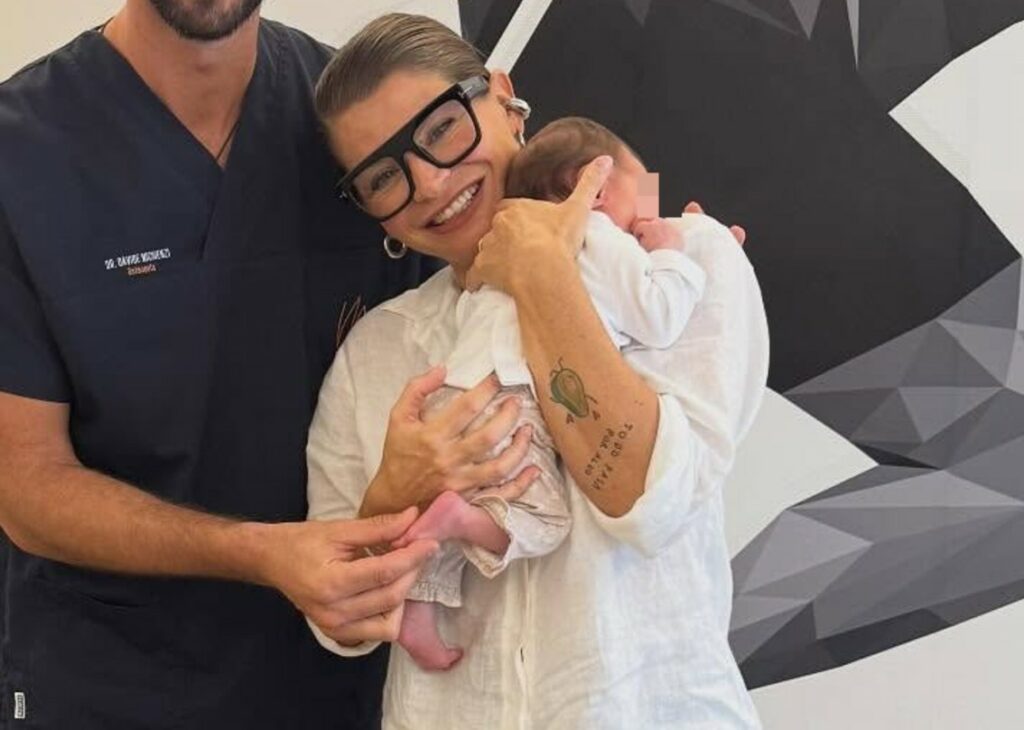 Alessandra Amoroso porta la figlia Penelope, di soli 25 giorni, dall'osteopata: la dolcissima foto Alessandra Amoroso porta la figlia Penelope, di soli 25 giorni, dall'osteopata: la dolcissima foto