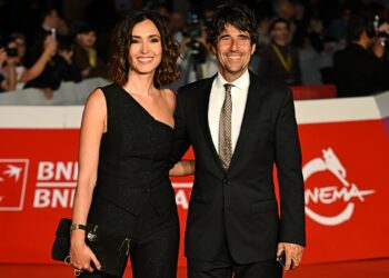 Caterina Balivo e il marito Guido Maria Brera innamorati sul red carpet della Festa del Cinema: il look
