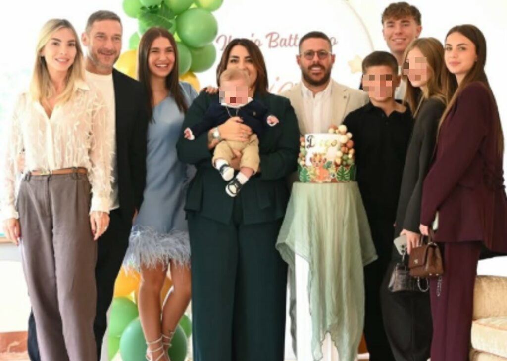 Francesco Totti al battesimo del pronipote Diego con la sua nuova famiglia allargata: foto Francesco Totti al battesimo del pronipote Diego con la sua nuova famiglia allargata: foto