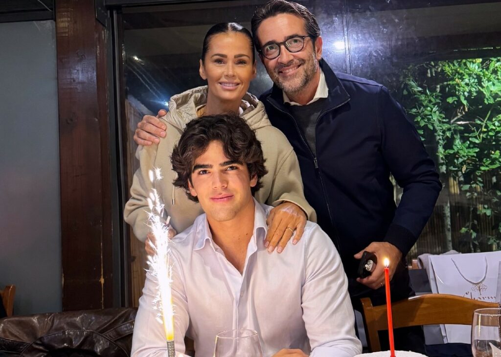 Il figlio di Samantha De Grenet e Luca Barbato festeggia 20 anni con due torte: foto Il figlio di Samantha De Grenet e Luca Barbato festeggia 20 anni con due torte: foto