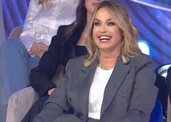 Sonia Bruganelli si riprende il GF da opinionista (aggiunta) e in diretta tv balla pure la Zumba: guarda