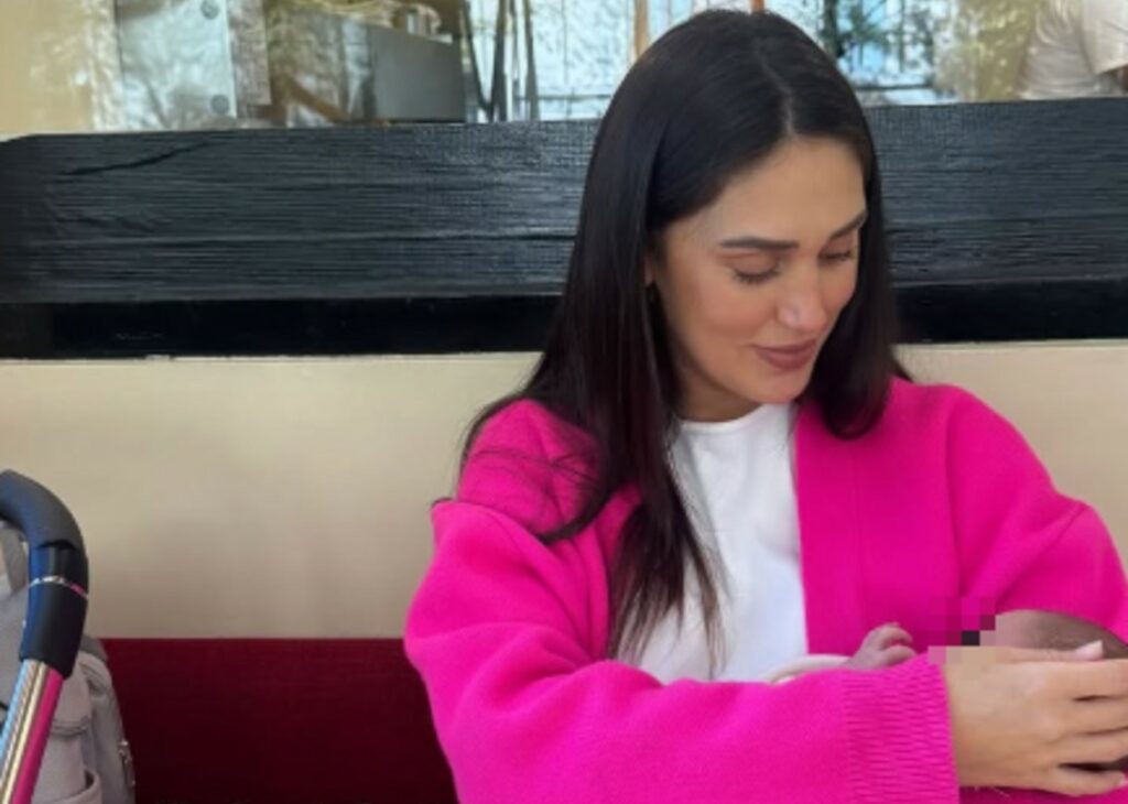 A soli 9 giorni dal parto Cecilia Rodriguez va al ristorante con la figlia, guarda