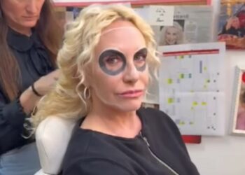 Antonella Clerici per Halloween conduce 'E' sempre mezzogiorno' travestita da donna teschio, personaggio de Los dias de los muertos