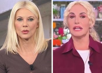 Eleonora Daniele e Antonella Clerici commosse in tv: vicine ad Andrea Delogu per la morte del fratello 18enne