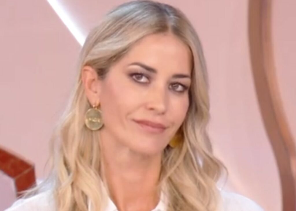 ''Tutto cibo ‘junk food’'': Elena Santarelli confessa quanti chili aveva preso con la prima gravidanza ''Tutto cibo ‘junk food’'': Elena Santarelli confessa quanti chili aveva preso con la prima gravidanza