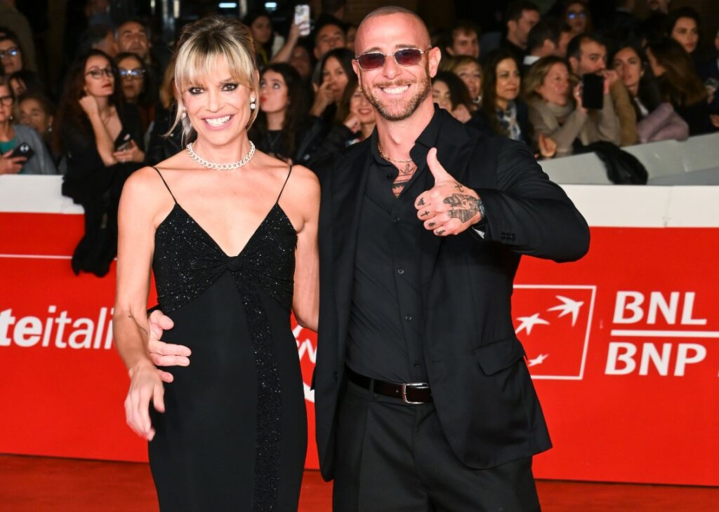 Micaela Ramazzotti e il compagno Claudio Pallitto in look total black sul red carpet della Festa del Cinema di Roma: foto Micaela Ramazzotti e il compagno Claudio Pallitto in look total black sul red carpet della Festa del Cinema di Roma: foto