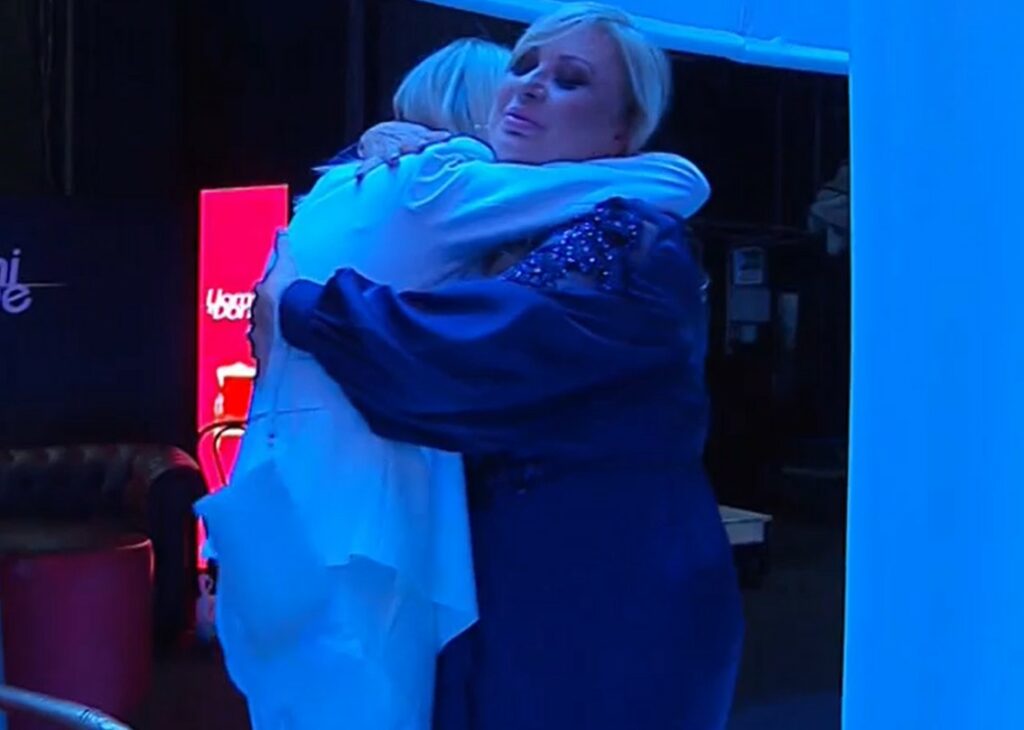 Incredibile! Tina Cipollari abbraccia e consola la sua nemica storica Gemma Galgani a Uomini e Donne: guarda Incredibile! Tina Cipollari abbraccia e consola la sua nemica storica Gemma Galgani a Uomini e Donne: guarda