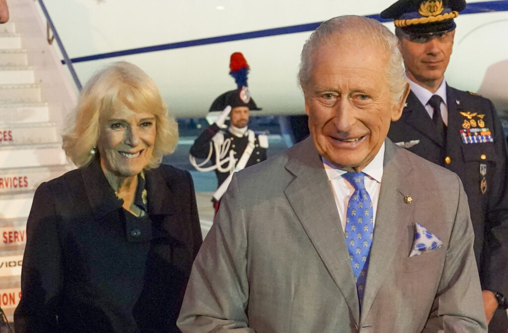 Scandalo a Londra, sorrisi a Roma: Re Carlo e Camilla atterrano in Italia mentre la monarchia vacilla, guarda Scandalo a Londra, sorrisi a Roma: Re Carlo e Camilla atterrano in Italia mentre la monarchia vacilla, guarda