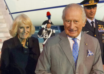 Scandalo a Londra, sorrisi a Roma: Re Carlo e Camilla atterrano in Italia mentre la monarchia vacilla, guarda
