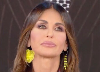 ''Sono disperata, la protesi sta uscendo, è disastroso'': l’ex Miss Italia Arianna David fa preoccupare la Balivo in diretta tv